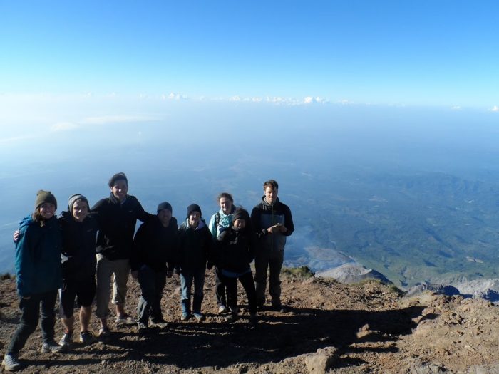 Excursionistas en la cima del volcán Santa María, Quetzaltenango.