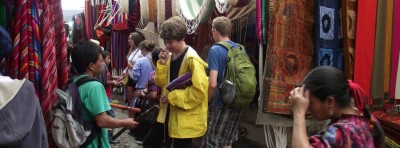 Estudiantes comprando en el mercado de Chichicastenango,Guatemala.