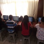 Estudiantes del proyecto la Pedrera, aprendiendo computación.