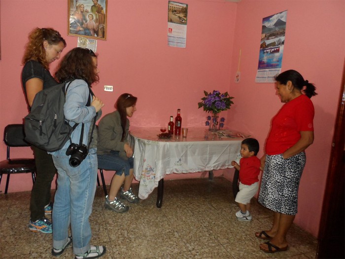 Estudiantes de Casa Xelajú visitando la fabrica artesanal de licor de frutas, Salcajá, Quetzaltenango.