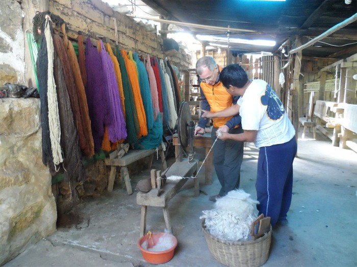 Estudiantes de Casa Xelaju, recibiendo una clase de tejido, Momostenango, Totonicapán, Guatemala.