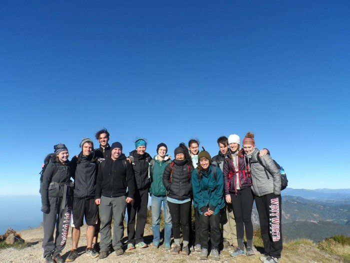 Estudiantes de Casa Xelajú en la cima del volcán Santa María, Quetzaltenango.