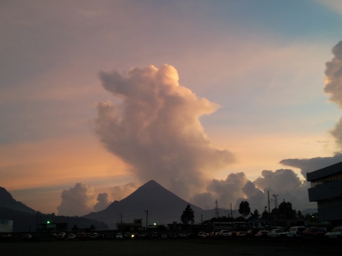 Atardecer en Quetzaltenango, vista del volcán Santa María.