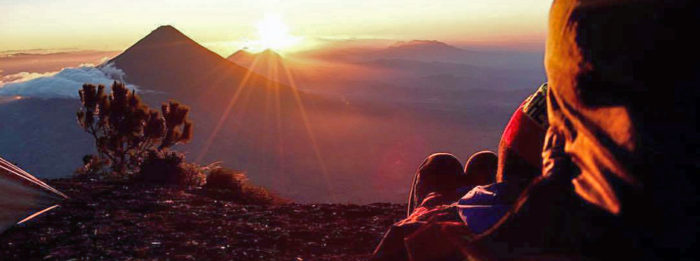 Vista del amanecer desde la cima del volcán Santa María, Quetzaltenango